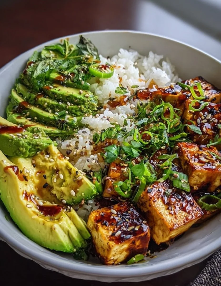 Cremige Avocado- Tofu-Reis-Bowl