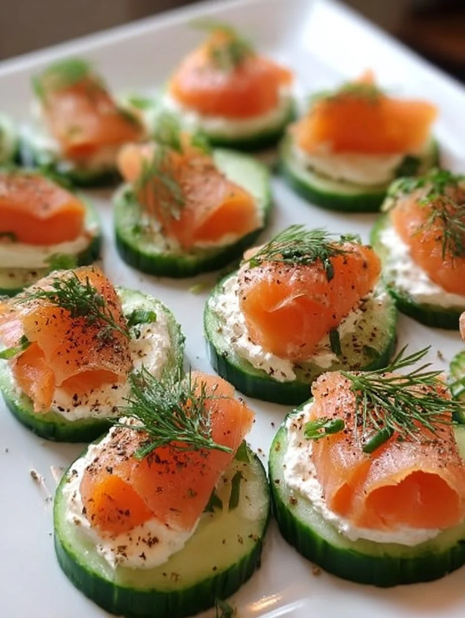 Leckere Gurken Räucherlachs Bites auf einem eleganten Teller serviert.