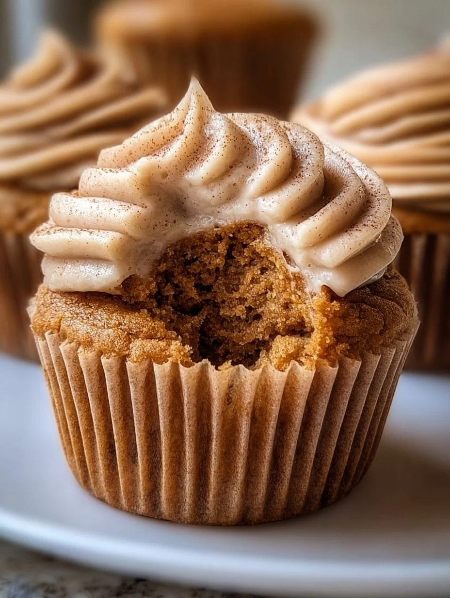 Kürbis-Chai-Muffins mit braunem Zucker-Frosting