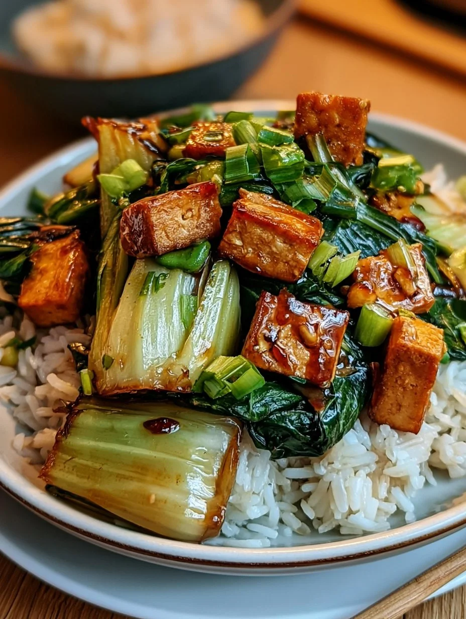 Gebratener Pak Choi mit knusprigem Tofu und Reis